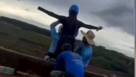 Bungee jumping: empleados tiran a una joven sin cuerda al vacío y falleció por el impacto de la caída