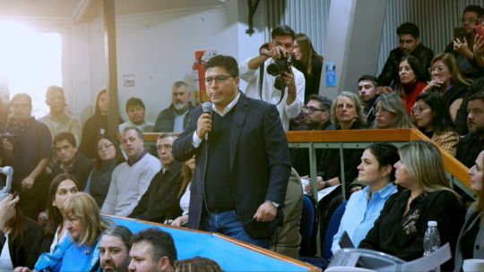 El gobernador de Santa Cruz denunció que tratan de derrocarlo luego que los legisladores K impidieran a la provincia tomar deuda