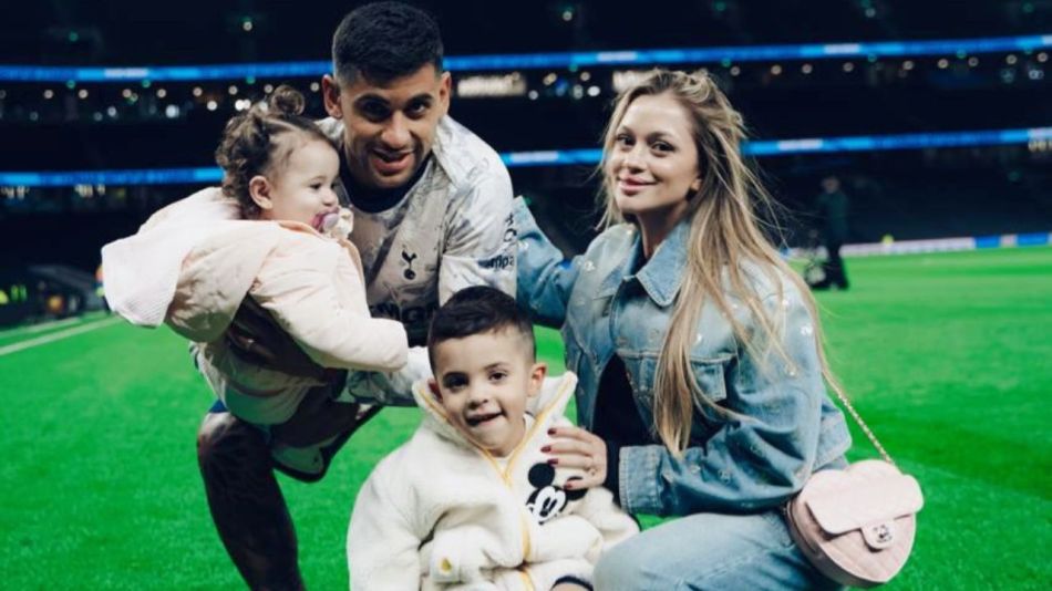 Cuti Romero y Karen Cavaller con sus dos hijos, Valentino y Lucy