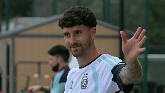 Argentina races ahead of storm in first training session with Marcos Senesi