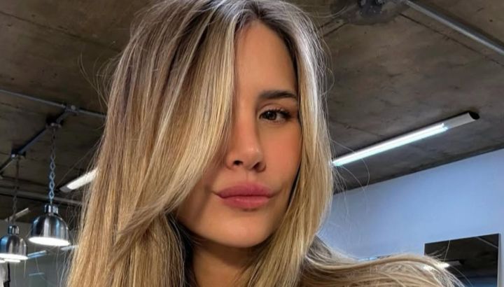 Mica Tinelli mostró la nueva decoración de su habitación: contraste de colores, silla vintage y un cuadro de Kate Moss