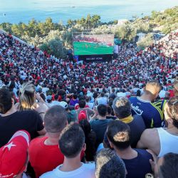 Aficionados turcos observan la transmisión del partido del Grupo D de la Copa Mundial de la FIFA 2026 entre Australia y Turquía en el anfiteatro helenístico de Antiphellos, en el distrito de Kas, Antalya. | Foto:Oner San / AFP