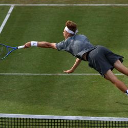 El canadiense Denis Shapovalov se lanza para devolver un golpe durante el desempate del tercer set contra el británico Jack Pinnington Jones en su partido de dieciseisavos de final de individuales masculinos, disputado el primer día del ATP HSBC Championships en el Queen's Club, al oeste de Londres. Shapovalov ganó el partido por 6-4, 4-6 y 7-6. | Foto:Adrian Dennis / AFP