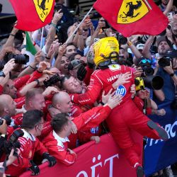 El piloto británico ganador de Ferrari, Lewis Hamilton, celebra con su equipo después del Gran Premio de Fórmula Uno de Cataluña en el Circuito de Cataluña en Montmeló, en las afueras de Barcelona. | Foto:MANAURE QUINTERO / AFP