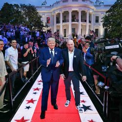 El presidente de Estados Unidos, Donald Trump, y el director ejecutivo de la UFC, Dana White, llegan al evento de artes marciales mixtas "UFC Freedom 250" en el jardín sur de la Casa Blanca en Washington, D.C.. | Foto:Kent Nishimura / AFP