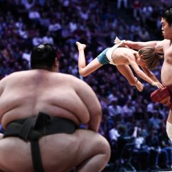 Luchadores de sumo participan en un entrenamiento entre niños y sekitori antes del primer día del Torneo de Sumo de París 2026, en París. | Foto:Behrouz Mehri / AFP