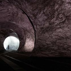 Un visitante observa el interior de la última obra del artista francés JR, "La Cueva del Pont Neuf", en el puente Pont-Neuf de París, Francia. | Foto:JOEL SAGET / AFP
