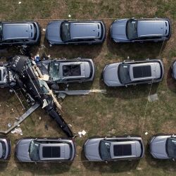 Una vista aérea muestra el lugar del accidente de un helicóptero en el barrio Recreio dos Bandeirantes, en Río de Janeiro, Brasil. Al menos seis personas murieron en Brasil, entre ellos el popular youtuber Gaspar Prim Díaz, más conocido como Gaspi y el productor de videoclips, Lucas Vignaletras. | Foto:TERCIO TEIXEIRA / AFP