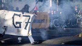 Caos en Ginebra: una protesta contra la cumbre del G7 terminó con ataques a la ONU, vehículos incendiados y enfrentamientos con la policía