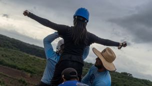 Empleados tiran a una joven sin cuerda al vacío y falleció por el impacto de la caída