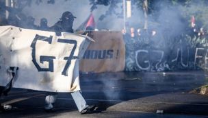 Manifestantes incendian vehículos y lanzan piedras contra la sede de la ONU en rechazo a la cumbre del G7