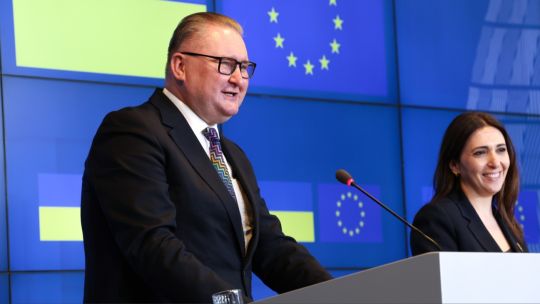 Mientras sigue bajo fuego ruso, Ucrania inició formalmente las negociaciones de adhesión a la Unión Europea 
