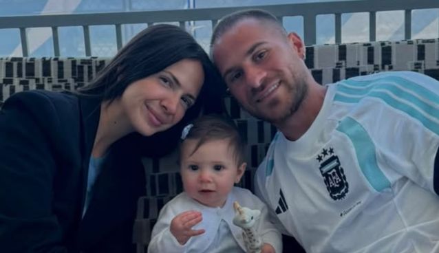 Ailen Cova y su hija, Alaia, con Alexis Mac Allister
