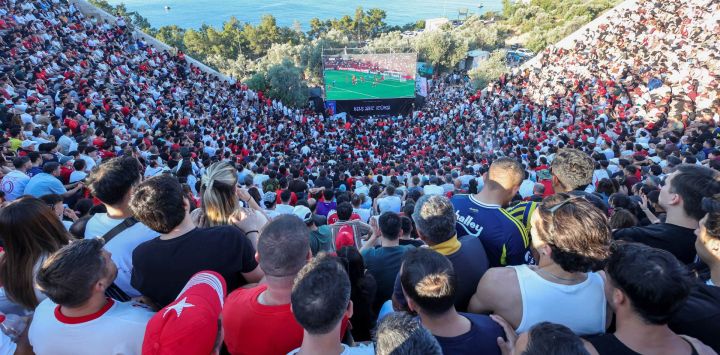 Aficionados turcos observan la transmisión del partido del Grupo D de la Copa Mundial de la FIFA 2026 entre Australia y Turquía en el anfiteatro helenístico de Antiphellos, en el distrito de Kas, Antalya.