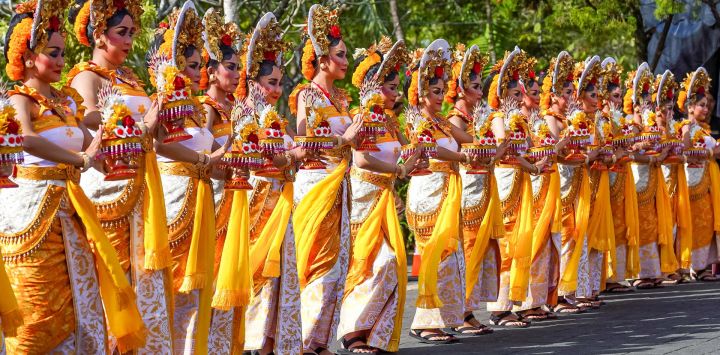 Artistas participantes en el Peed Aya, un desfile de inauguración del Festival de las Artes de Bali 2026, en Denpasar, Bali, Indonesia.
