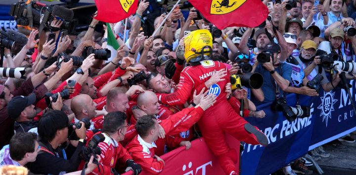 El piloto británico ganador de Ferrari, Lewis Hamilton, celebra con su equipo después del Gran Premio de Fórmula Uno de Cataluña en el Circuito de Cataluña en Montmeló, en las afueras de Barcelona.