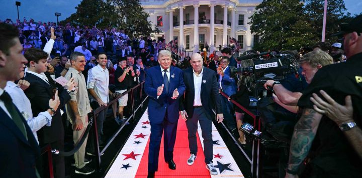 El presidente de Estados Unidos, Donald Trump, y el director ejecutivo de la UFC, Dana White, llegan al evento de artes marciales mixtas "UFC Freedom 250" en el jardín sur de la Casa Blanca en Washington, D.C..
