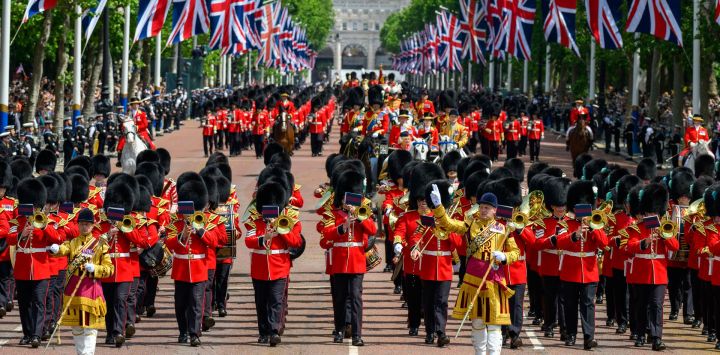 Imagen de miembros de la División de la Casa Real desfilando durante el desfile Trooping the Colour, en honor al rey Carlos III, de Reino Unido, en su cumpleaños oficial, en Londres, Reino Unido.