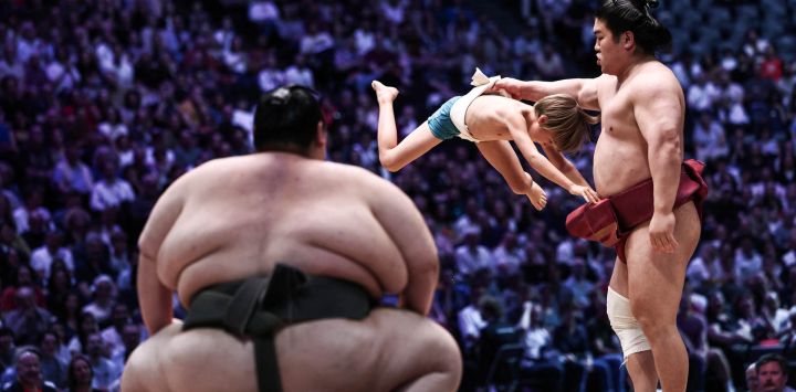 Luchadores de sumo participan en un entrenamiento entre niños y sekitori antes del primer día del Torneo de Sumo de París 2026, en París.