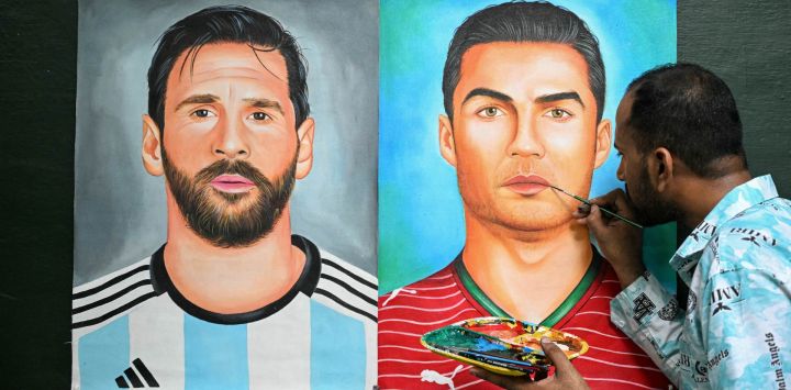 Un artista da los últimos retoques a una pintura que representa a los futbolistas argentinos Lionel Messi y portugués Cristiano Ronaldo en Amritsar, India, durante del Mundial de Fútbol de la FIFA 2026.