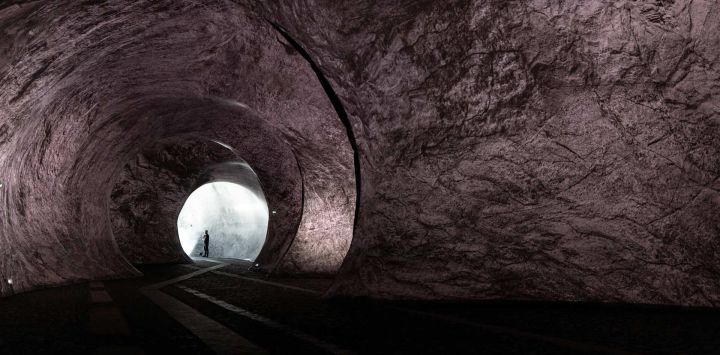 Un visitante observa el interior de la última obra del artista francés JR, "La Cueva del Pont Neuf", en el puente Pont-Neuf de París, Francia.