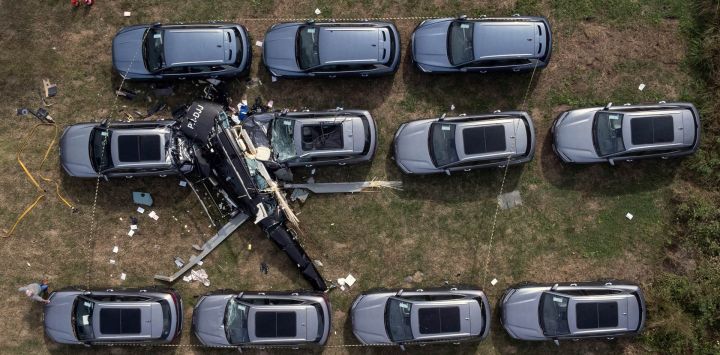 Una vista aérea muestra el lugar del accidente de un helicóptero en el barrio Recreio dos Bandeirantes, en Río de Janeiro, Brasil. Al menos seis personas murieron en Brasil, entre ellos el popular youtuber Gaspar Prim Díaz, más conocido como Gaspi y el productor de videoclips, Lucas Vignaletras.