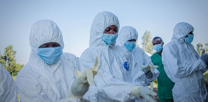 Voluntarios se colocan sus equipos de protección personal antes de recuperar el cuerpo de un niño de 3 años, presuntamente fallecido a causa del virus del Ébola, en Bunia, República Democrática del Congo.