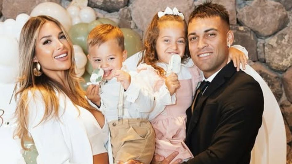 Lautaro Martínez y Agustina Gandolfo junto a sus hijos, Nina y Theo