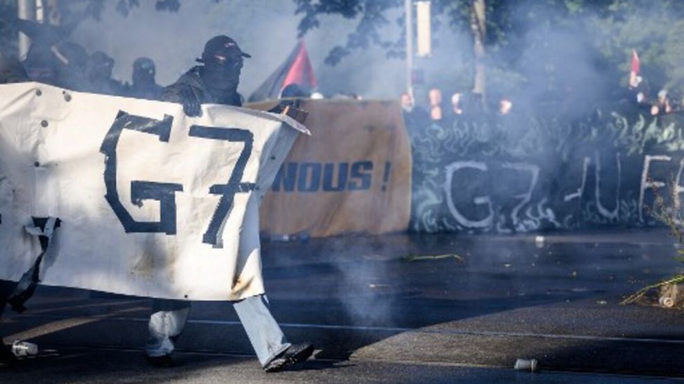 Manifestantes incendian vehículos y lanzan piedras contra la sede de la ONU en rechazo a la cumbre del G7