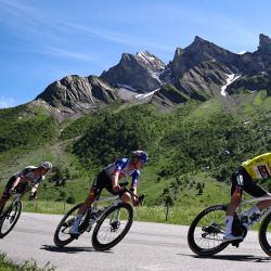 El ciclista australiano Luke Tuckwell, del equipo Red Bull - Bora - Hansgrohe, con el maillot amarillo de líder de la clasificación general, desciende el Col des Aravis durante la octava y última etapa del Tour Auvergne-Rhone-Alpes, de 120,1 km entre Beaufort y Plateau de Solaison, en los Alpes franceses. | Foto:ANNE-CHRISTINE POUJOULAT / AFP