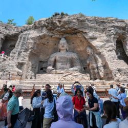 Imagen de turistas visitando las Grutas de Yungang, en Datong, en la provincia de Shanxi, en el norte de China. Datong, hogar de las Grutas de Yungang y considerada una historia viva de la arquitectura china, se ha centrado en los últimos años en aprovechar su rico patrimonio cultural mediante innovaciones de contenido y tecnologías digitales. | Foto:Xinhua/Yang Chenguang