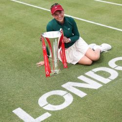 La croata Donna Vekic posa para los fotógrafos con el trofeo de campeona tras su victoria sobre la británica Emma Raducanu en la final individual femenina del torneo HSBC WTA Championships, celebrada en el Queen's Club, al oeste de Londres. | Foto:Adrian Dennis / AFP