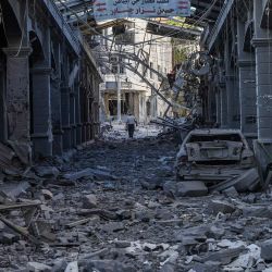 Un hombre se abre paso entre un edificio gravemente dañado en el centro de Nabatieh. Estados Unidos e Irán anunciaron un acuerdo para poner fin a la guerra en Oriente Medio en todos los frentes, incluido el Líbano, y reabrir el vital estrecho de Ormuz, pero ofrecieron pocas indicaciones sobre la espinosa cuestión del programa nuclear de Teherán. Washington e Islamabad anunciaron que el acuerdo se firmaría en Suiza, lo que supondría un gran avance para poner fin a meses de guerra que se han cobrado miles de vidas y han convulsionado los mercados energéticos. | Foto:ABBAS FAKIH / AFP