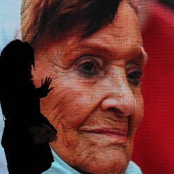 Una mujer toca una pantalla que muestra una imagen de Taty Almeida, la fallecida presidenta de la asociación de derechos humanos Madres de Plaza de Mayo, durante su velatorio en la sede del sindicato de telecomunicaciones (FOETRA) en Buenos Aires. Almeida falleció a los 95 años, tras más de cuatro décadas como una de las voces más destacadas contra los crímenes de la última dictadura argentina, desde que en 1975 perdió a su hijo Alejandro, miembro del grupo guerrillero Ejército Revolucionario del Pueblo (ERP), secuestrado por la organización paramilitar de derecha Triple A. | Foto:LUIS ROBAYO / AFP