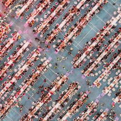 Vista aérea de personas disfrutando de platos de cangrejo de río durante un festival del cangrejo de río, en el distrito de Xuyi de Huai'an, en la provincia de Jiangsu, en el este de China. El evento, de tres días de duración y con unas 40.000 entradas vendidas, espera vender 120 toneladas de cangrejo de río durante este período, lo que impulsará de manera efectiva el consumo en los sectores del suministro de alimentos, el alojamiento y el comercio minorista. | Foto:Xinhua/Ji Chunpeng