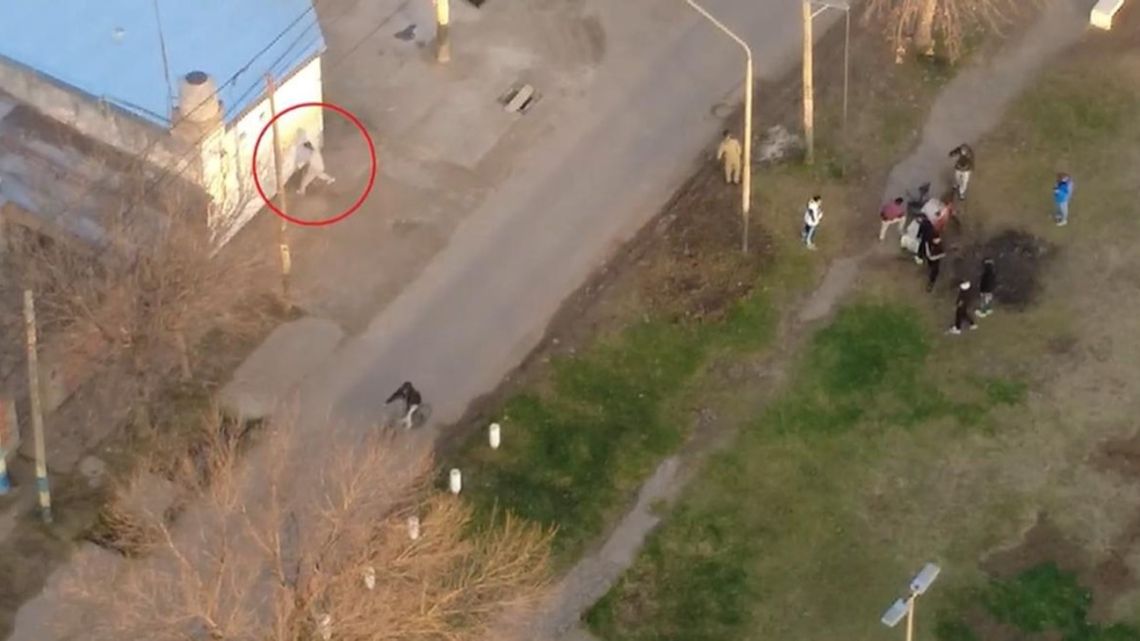 Detuvieron a tres hombres por vender droga en una plaza: fueron descubiertos por un dron