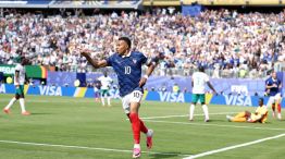 Kylian Mbappé brilla en el debut de Francia