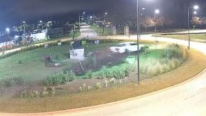 Villa María: manejaba a alta velocidad, cruzó semáforos en rojo y terminó destrozando una rotonda