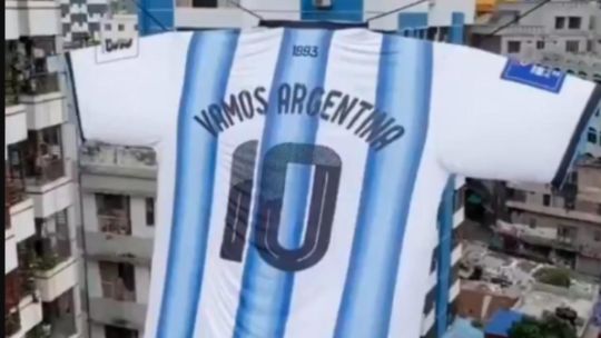 Bangladesh vuelve a demostrar su amor incondicional por la Scaloneta: hicieron una camiseta gigante de Argentina