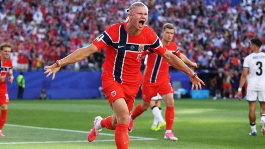 Cómo fue el primer partido de Haaland en una Copa del Mundo