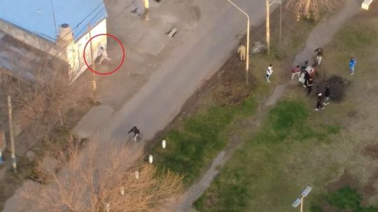 Detuvieron a tres hombres por vender droga en una plaza frecuentada por chicos: fueron descubiertos por un dron