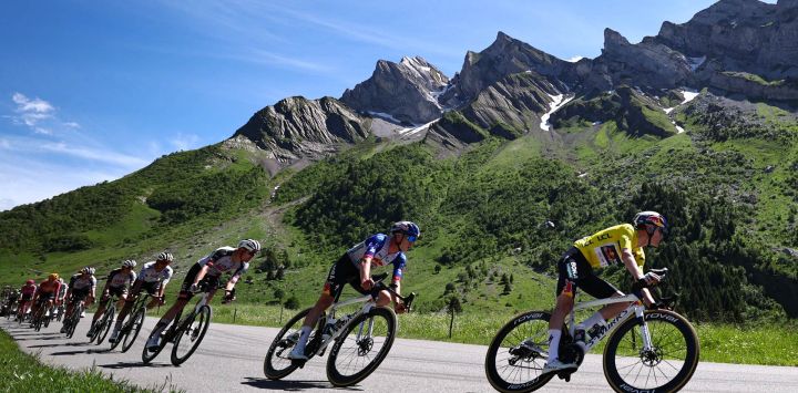 El ciclista australiano Luke Tuckwell, del equipo Red Bull - Bora - Hansgrohe, con el maillot amarillo de líder de la clasificación general, desciende el Col des Aravis durante la octava y última etapa del Tour Auvergne-Rhone-Alpes, de 120,1 km entre Beaufort y Plateau de Solaison, en los Alpes franceses.