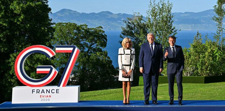 El presidente francés Emmanuel Macron y su esposa Brigitte Macron posan con el presidente estadounidense Donald Trump durante el saludo oficial en el marco de la cumbre del G7, en Évian, al este de Francia.
