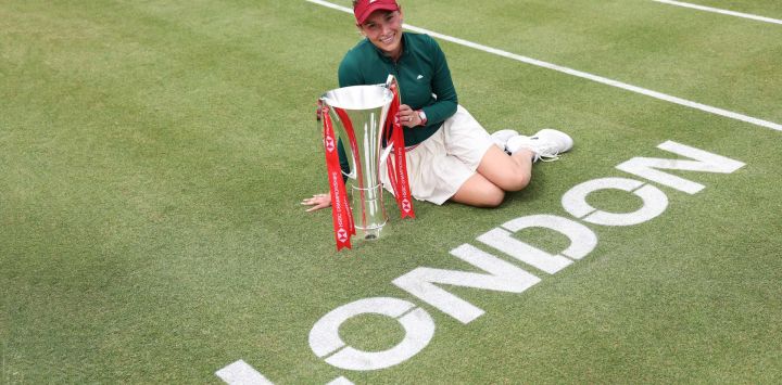La croata Donna Vekic posa para los fotógrafos con el trofeo de campeona tras su victoria sobre la británica Emma Raducanu en la final individual femenina del torneo HSBC WTA Championships, celebrada en el Queen's Club, al oeste de Londres.