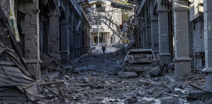 Un hombre se abre paso entre un edificio gravemente dañado en el centro de Nabatieh. Estados Unidos e Irán anunciaron un acuerdo para poner fin a la guerra en Oriente Medio en todos los frentes, incluido el Líbano, y reabrir el vital estrecho de Ormuz, pero ofrecieron pocas indicaciones sobre la espinosa cuestión del programa nuclear de Teherán. Washington e Islamabad anunciaron que el acuerdo se firmaría en Suiza, lo que supondría un gran avance para poner fin a meses de guerra que se han cobrado miles de vidas y han convulsionado los mercados energéticos.