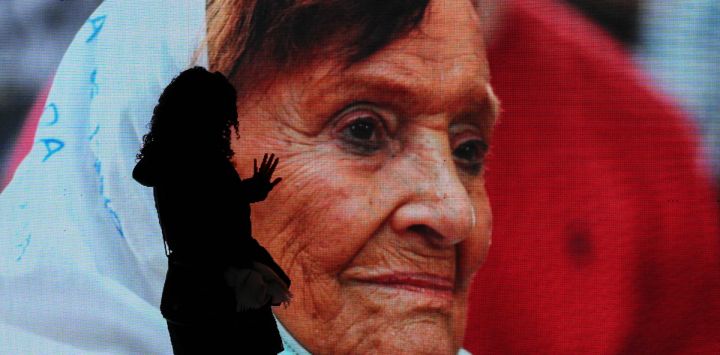 Una mujer toca una pantalla que muestra una imagen de Taty Almeida, la fallecida presidenta de la asociación de derechos humanos Madres de Plaza de Mayo, durante su velatorio en la sede del sindicato de telecomunicaciones (FOETRA) en Buenos Aires. Almeida falleció a los 95 años, tras más de cuatro décadas como una de las voces más destacadas contra los crímenes de la última dictadura argentina, desde que en 1975 perdió a su hijo Alejandro, miembro del grupo guerrillero Ejército Revolucionario del Pueblo (ERP), secuestrado por la organización paramilitar de derecha Triple A.