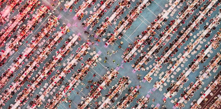 Vista aérea de personas disfrutando de platos de cangrejo de río durante un festival del cangrejo de río, en el distrito de Xuyi de Huai'an, en la provincia de Jiangsu, en el este de China. El evento, de tres días de duración y con unas 40.000 entradas vendidas, espera vender 120 toneladas de cangrejo de río durante este período, lo que impulsará de manera efectiva el consumo en los sectores del suministro de alimentos, el alojamiento y el comercio minorista.