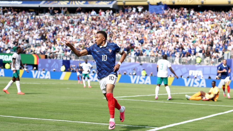 Kylian Mbappé brilla en el debut de Francia