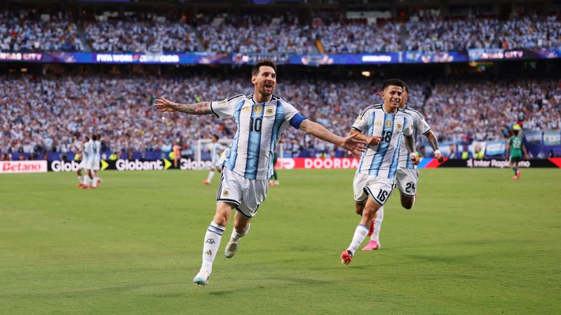 Lionel Messi de Argentina celebra el primer gol de su equipo durante el partido del Grupo J de la Copa Mundial de la FIFA 2026 entre Argentina y Argelia en el Estadio de Kansas City. | Foto:Charlotte Wilson/Getty Images/AFP