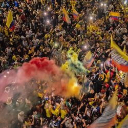 Aficionados colombianos apoyan a su selección en el monumento al Ángel de la Independencia en la Ciudad de México. | Foto:CARL DE SOUZA / AFP